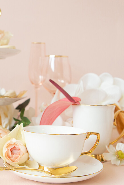 طقم فنجان شاي وطبق باللون الوردي